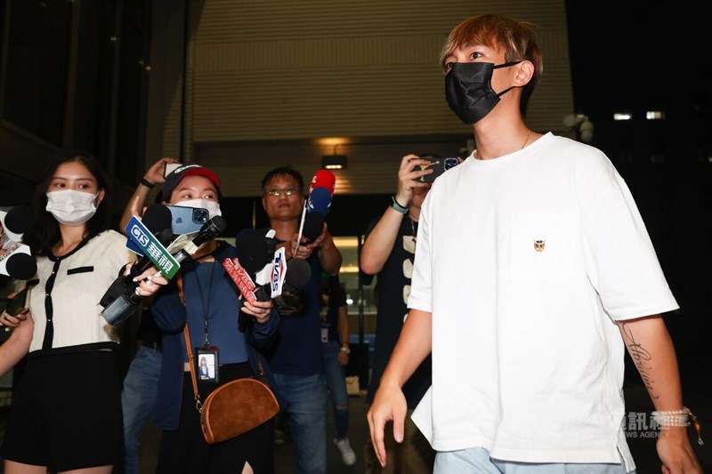 Aaron Yan (right) is surrounded by reporters when he went to the Shilin District Prosecutor Office on July 3, 2023. CNA file photo