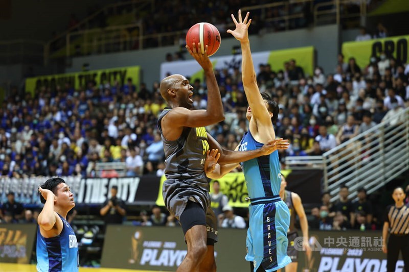 New Taipei Kings center Quincy Davis (with ball) hoists a shot in a home game against the Taipei Fubon Braves on June 6, 2023. CNA file photo