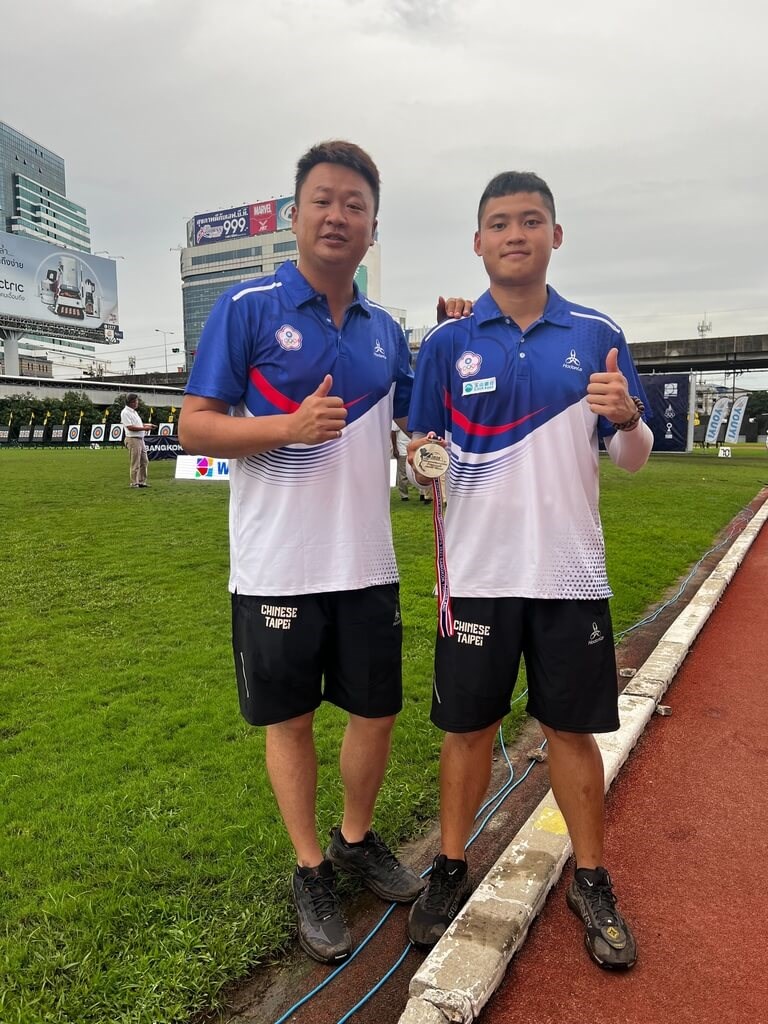 Taiwanese archer Tang Chih-chun (right) and his coach Liu Chan-ming are pictured at the championships held in Bangkok Thursday. Photo courtesy of Liu Chan-ming Nov. 9, 2023