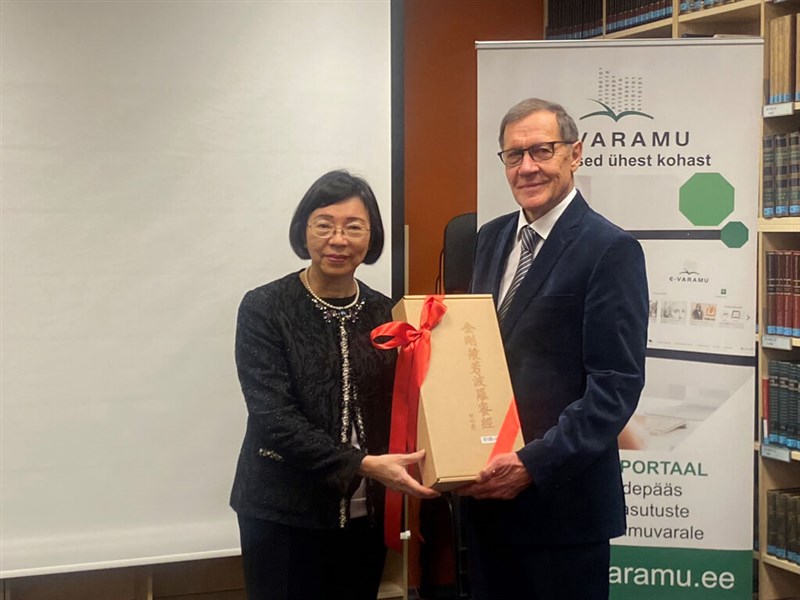 National Central Library Director General Tseng Shu-hsien (left) and Tallinn University Academic Library Director Andres Kollist at the signing ceremony on Thursday. Photo courtesy of National Central Library Nov. 10, 2023