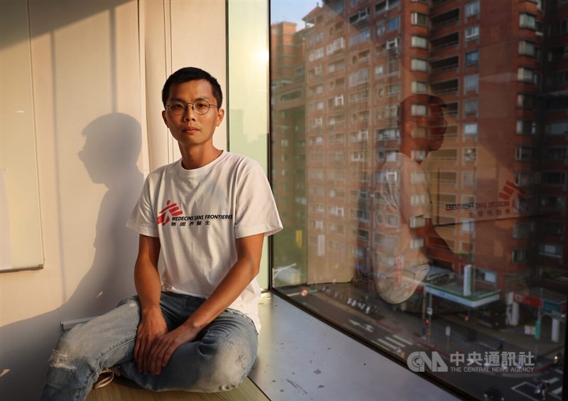 Doctor Hung Shang-kai takes a picture after taking an interview with CNA in Taipei on Thursday. CNA photo Nov. 9, 2023