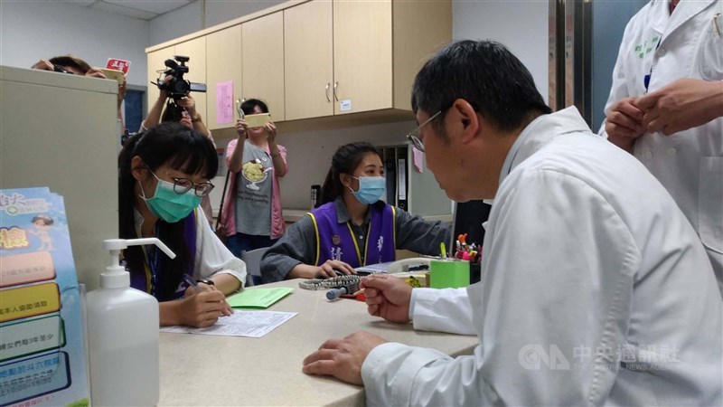 A doctor at National Taiwan University Hospital's Yunlin branch explains the process of cancer screening to a woman on April 25, 2018. CNA file photo