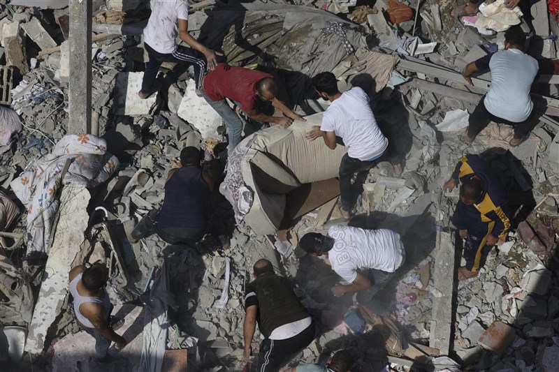 Palestinians in Gaza search for survivors in the rubble in this undated photo. Photo courtesy of Médecins Sans Frontières (MSF) Taiwan office