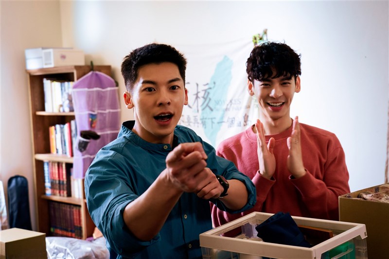 A press photo shows the main characters -- policeman Wu Ming-han (left) and ghost Mao Pang-yu -- in a scene in "Marry My Dead Body. Photo courtesy of Netflix