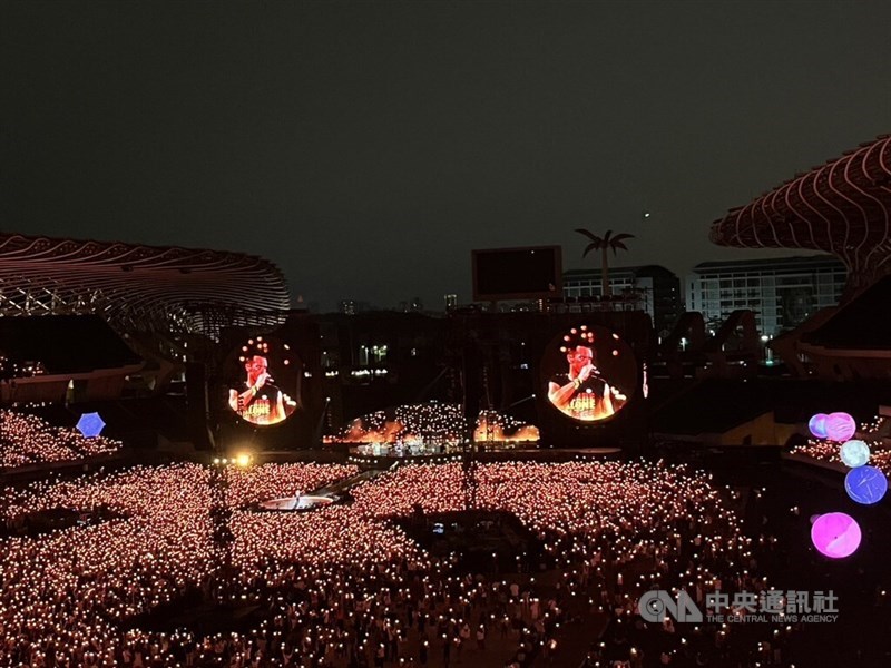 British band Coldplay performs at National Kaohsiung Stadium on Sunday. CNA photo Nov. 13, 2023
