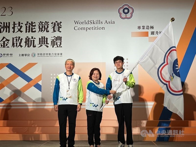 Minister of Labor Hsu Ming-chun (center) hands a Chinese Taipei flag to the head of the Taiwanese delegation to the WorldSkills Asia Competition in Taipei on Monday. CNA photo Nov. 13, 2023