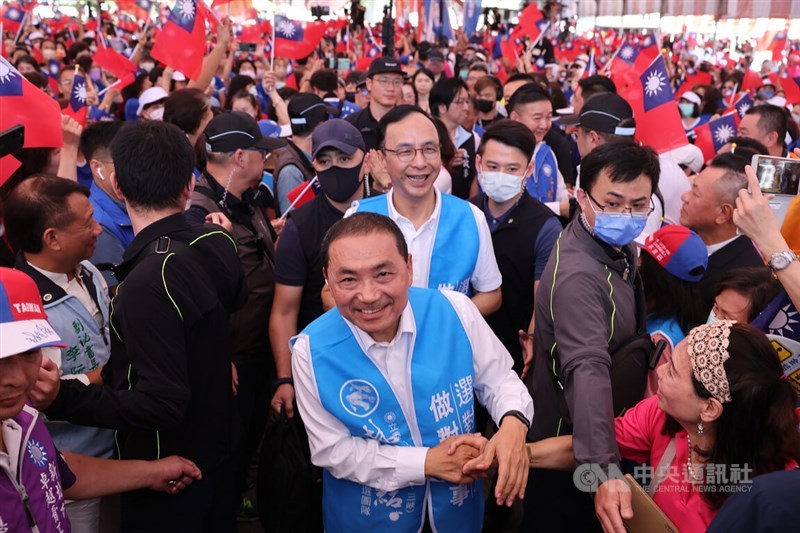 KMT Chairman Eric Chu (in blue vest, back) and the party's presidential candidate New Taipei Mayor Hou Yu-ih (in blue vest, front) attends the opening of a legislative candidate's campaign headquarters in New Taipei's Tucheng District on Nov. 4, 2023. CNA file photo