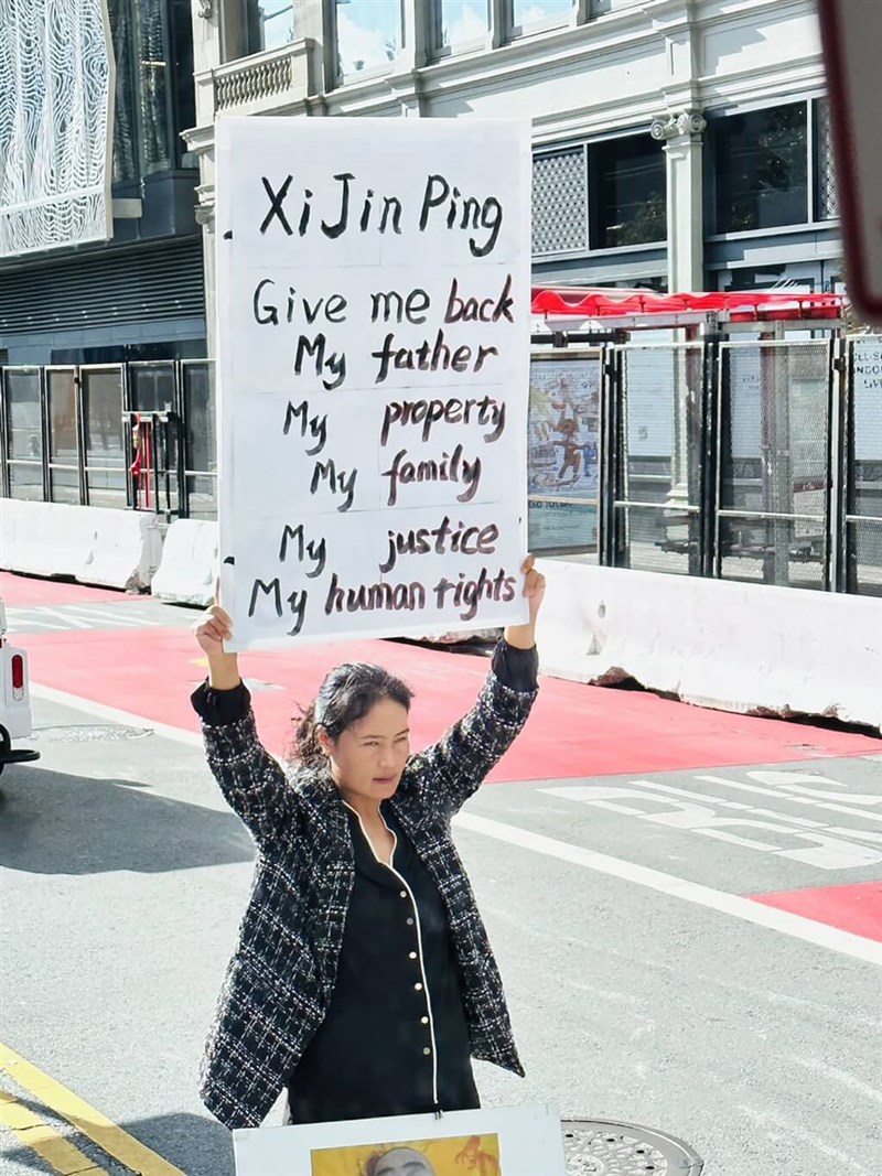 A protester stands outside the APEC venue in San Francisco, the United States Monday. Photo: Taiwan