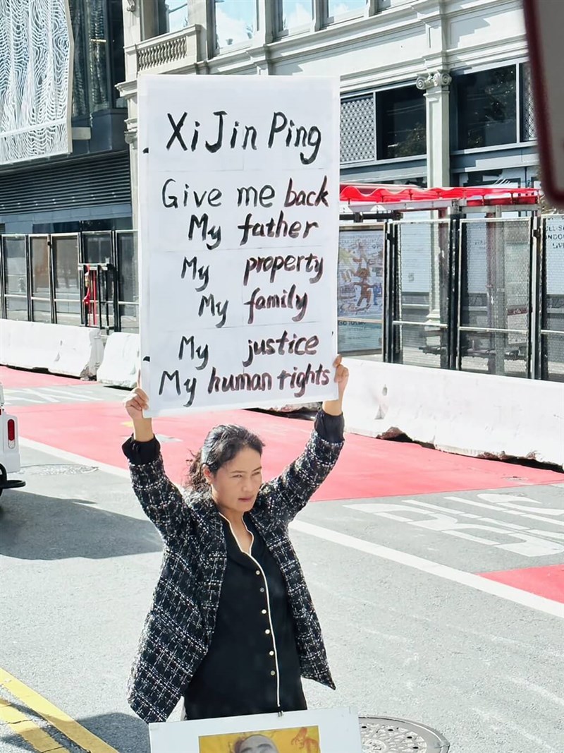 A protester stands outside the APEC venue in San Francisco, the United States Monday. Photo: Taiwan's APEC press corps Nov. 15, 2023