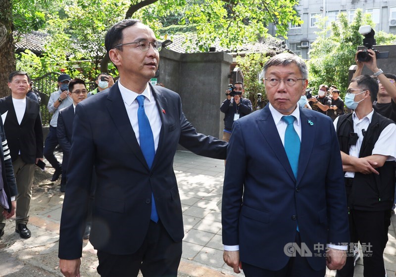 Kuomintang Chairman Eric Chu (front left) gives a pat on the back of Taiwan People's Party chairman Ko Wen-je (front right) at Taipei Mayor's official residence on Monday. CNA photo Oct. 30, 2023
