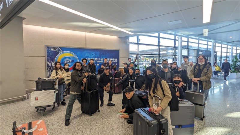 Cloud Gate dancers and crew members pose for a group photo at Shanghai Hongqiao Airport upon their arrival on Tuesday. Photo courtesy of Cloud Gate Culture and Arts Foundation Nov. 16, 2023
