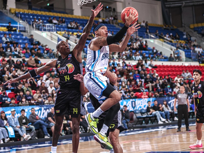 Taipei Fubon Braves guard Sedrick Barefield (with ball) attempts a reverse layup while being defended by Rondae Hollis-Jefferson of the TNT Tropang Giga in Wednesday's game in Taipei. Photo: Taipei Fubon Braves