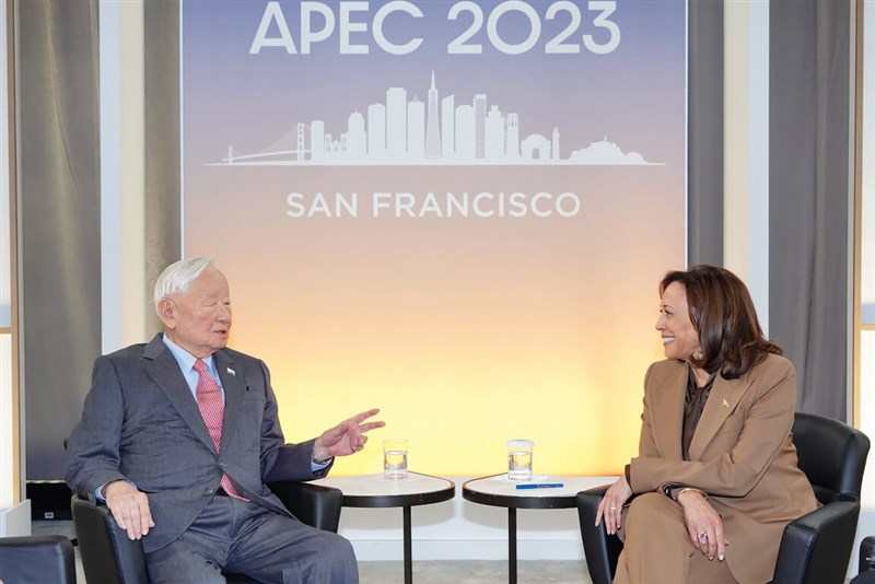 TSMC founder Morris Chang (left), who is representing President Tsai Ing-wen at the APEC summit, meets with U.S. Vice President Kamala Harris in San Francisco on Thursday. Photo courtesy of Taiwan
