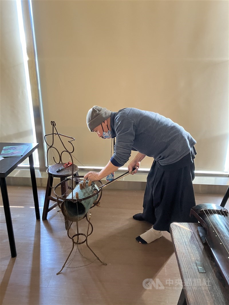 Artist Li Jiun-yang sets up his improvised musical instrument at the Taipei Biennial at the Taipei Museum of Fine Arts on Friday. CNA photo Nov. 17, 2023