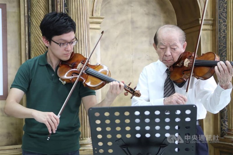 Shi Wen-long (right), founder of Chimei Group, plays violin with violinist Tseng Yu-Chien in Chimei Museum in 2015. CNA file photo