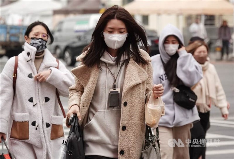 People are seen bundled up against the cold in Taipei in this undated photo. CNA file photo