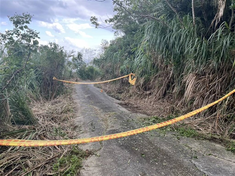 A road in Hualien County is roped off Saturday following the death of a woman who fell to the ground while paragliding. Photo courtesy of local police Nov. 18, 2023