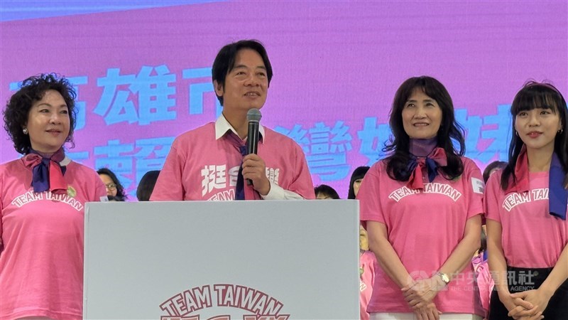DPP presidential candidate Lai Ching-te (second left) speaks at ceremony held to mark the establishment of a female supporters group in Kaohsiung on Sunday. CNA photo Nov. 19, 2023