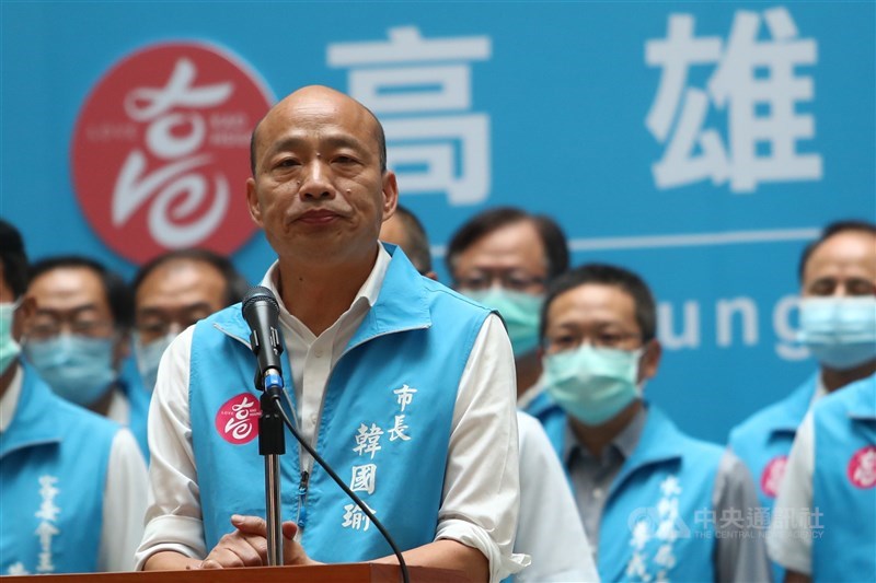 Former Kaohsiung Mayor Han Kuo-yu (front) speaks during a press briefing at the city hall after he lost the recall vote on June 6, 2020. CNA file photo