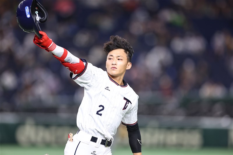 Kuo Tien-hsin celebrates his walk-off hit at the end of Sunday