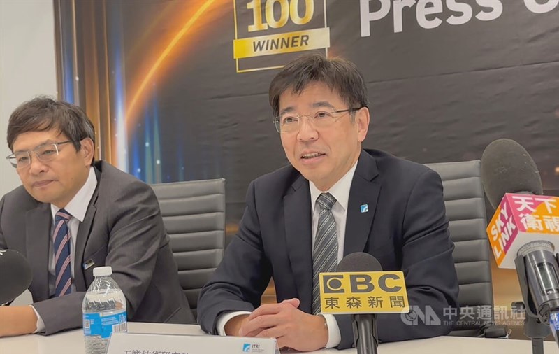 ITRI President Edwin Liu (right) speaks to reporters in a press conference held Monday at Silicon Valley on the R&D 100 Awards. CNA photo Nov. 21, 2023