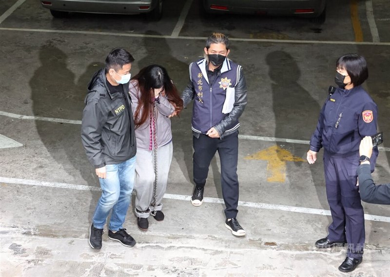 Extortion and fraud ringleader Fu Yu-lin (second left) is taken back to a detention center after appearing at the Shilin District Court in Taipei on Dec. 28, 2022. CNA file photo