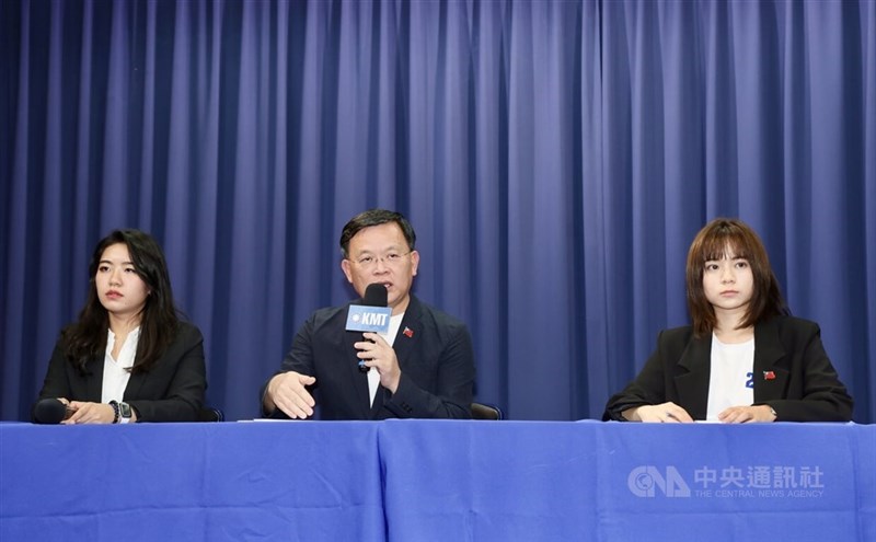Lin Kuan-yu (center), head of the KMT's Culture and Communications Committee, is joined by KMT spokesperson Yang Chih-yu (left) and Hou Yu-yi's campaign spokesperson Lee Li-chen at a news conference in Taipei following the KMT-TPP meeting on Thursday. CNA photo Nov. 23, 2023