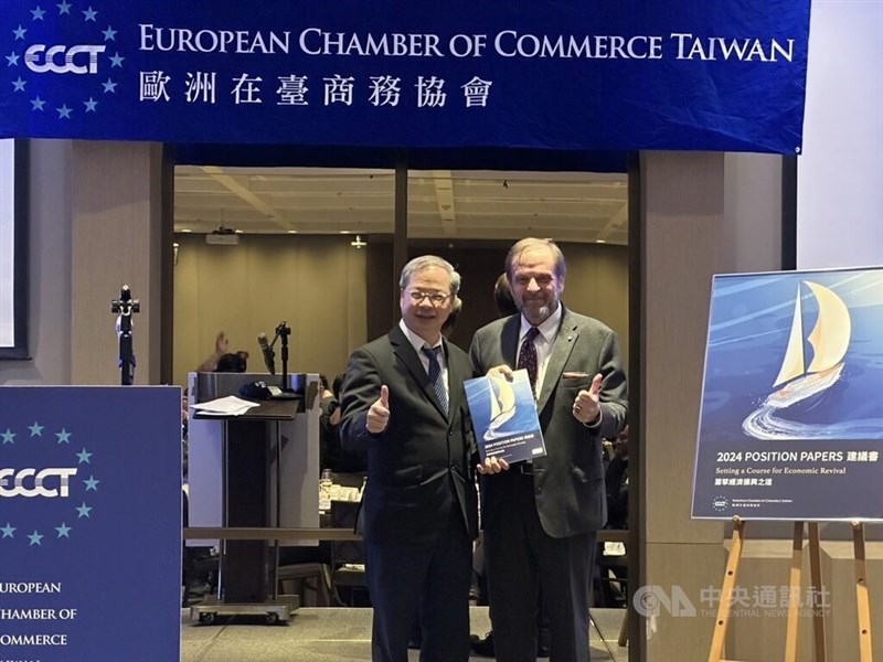 ECCT Chairman Giuseppe Izzo (right) and National Development Council Minister Kung Ming-hsin hold a copy of the ECCT 2024 Position Papers at a press event in Taipei Thursday. CNA photo Nov. 23, 2023
