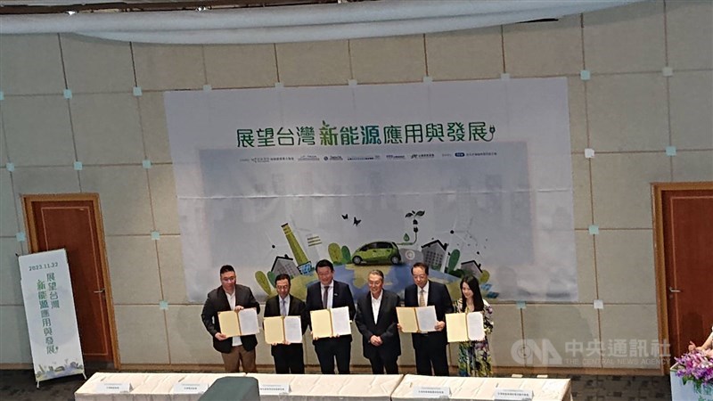 Representatives of five green energy-related industry associations show an MOU they signed on cooperation, with Acer founder Stan Shih (center right) serving as the witness, in Taipei Wednesday. CNA photo Nov. 22, 2023