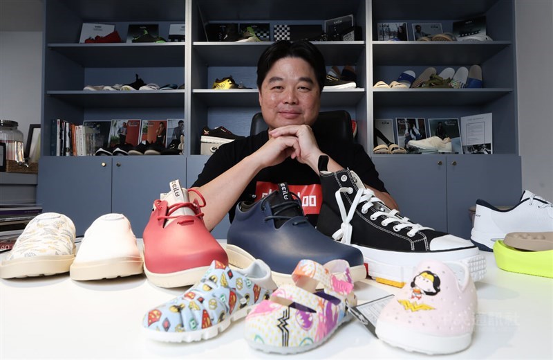 Ccilu CEO Wilson Hsu and some of the Ccilu eco-friendly shoes. CNA photo Nov. 25, 2023