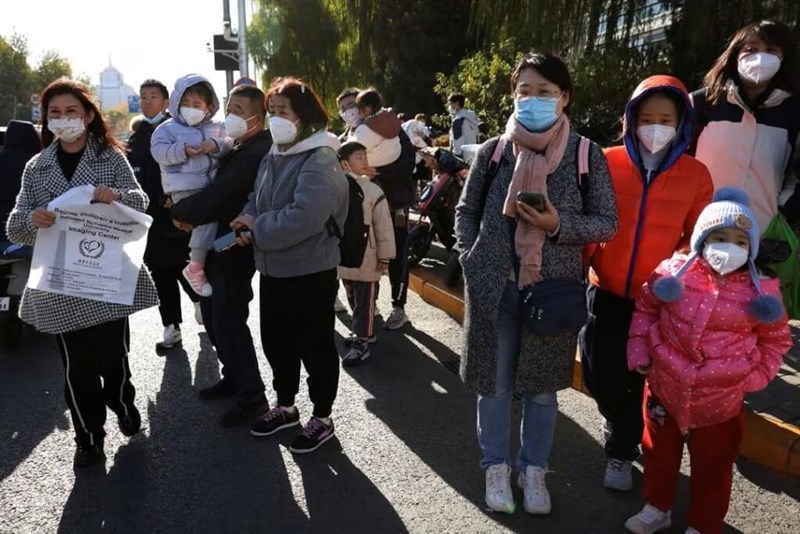 People wait to be picked outside a children's hospital in Beijing on Nov. 24, 2023. Photo: Reuters