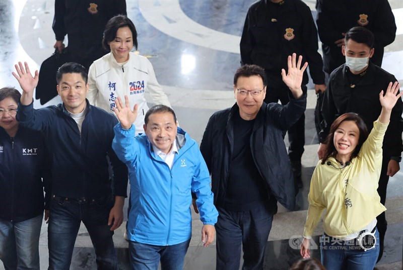 New Taipei Mayor Hou Yu-ih (in blue kacket) and his running mate Jaw Shau-kong (center right) are joined by Taipei Mayor Chiang Wan-an (second left) and KMT legislative candidate Lee Yen-hsiu (in yellow jacket). CNA photo Nov. 26, 2023