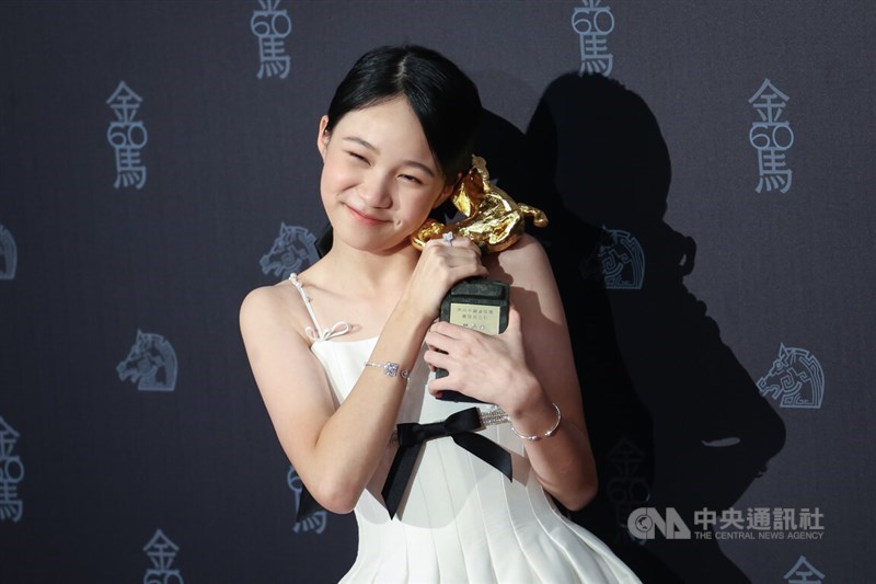 Actress Audrey Lin poses with her Golden Horse best leading actress award at the backstage of the awards ceremony in Taipei Saturday. CNA photo Nov. 25, 2025