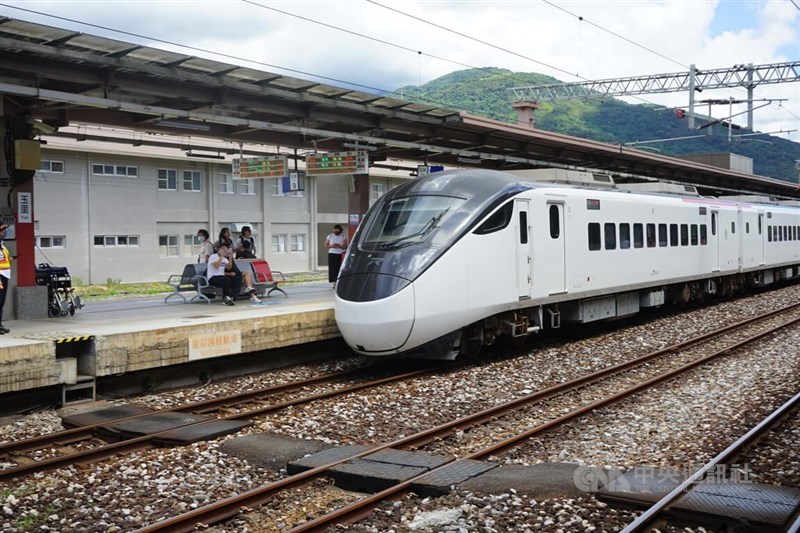 An EMU3000 inter-city express train arrives at Yuli Station in Hualien County in this photo taken on Oct. 19, 2023. CNA file photo