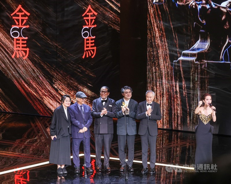 The 60th Golden Horse Awards ceremony host LuLu (right) announces the the conclusion of the annual film event held in Taipei Saturday. Film director Ang Lee (second right) and the Golden Horse committee Chairman Mark Lee Ping-bing (third left) are on the the stage after presenting the best narrative feature award to "Stonewalling" directors Huang Ji (right) and Ryuji Otsuka (fourth left), who are joined by best film editing award winner film editing: Liao Ching-sung. CNA photo Nov. 25, 2023