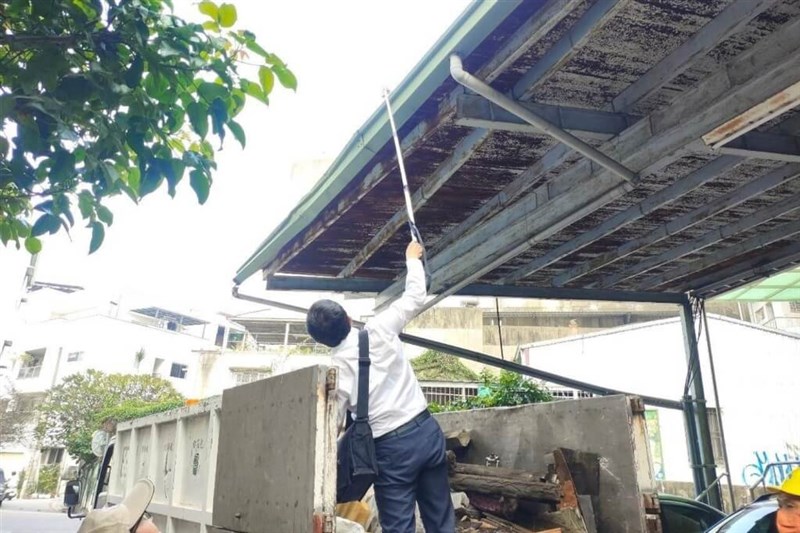A staffer from the Tainan City government's Public Health Bureau carries out cleaning and inspections in the community. Photo courtesy of Tainan City government's Public Health Bureau