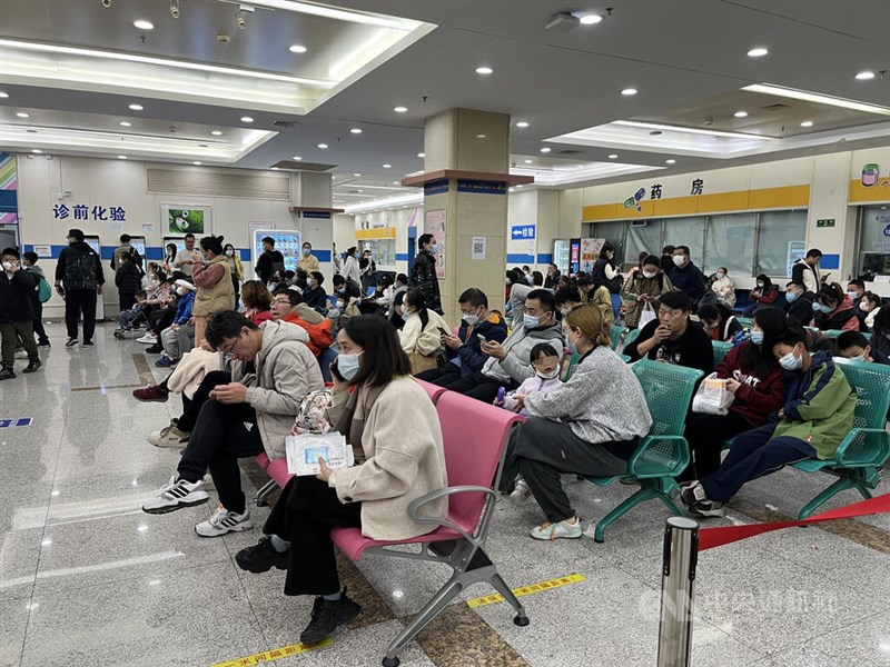 The waiting area of the emergency service for patients with a fever in Children's Hospital of Fudan University in Shanghai is packed with parents and children on Tuesday. CNA photo Nov. 28, 2023