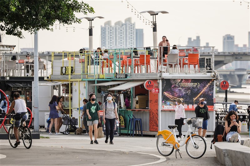 People enjoy nice weather at Dadaocheng Wharf. CNA file photo