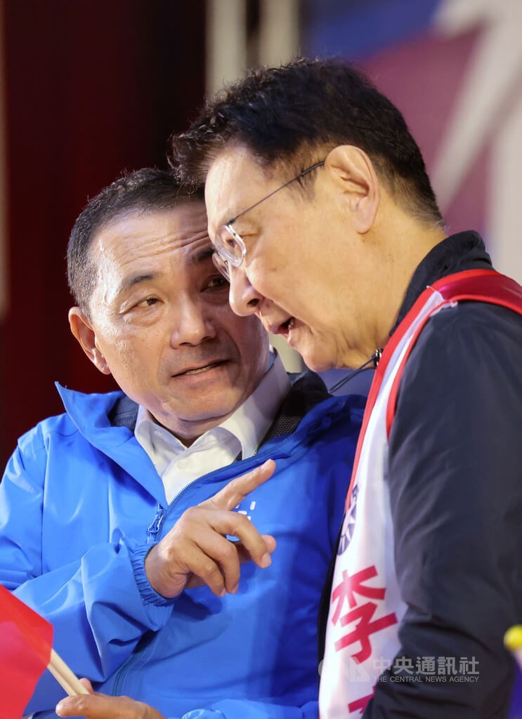 KMT presidential candidate New Taipei Mayor Hou Yu-ih (left) and his running mate Jaw Shau-kong chat during a campaign rally in Taipei on Nov. 26, 2023. Photo: CNA