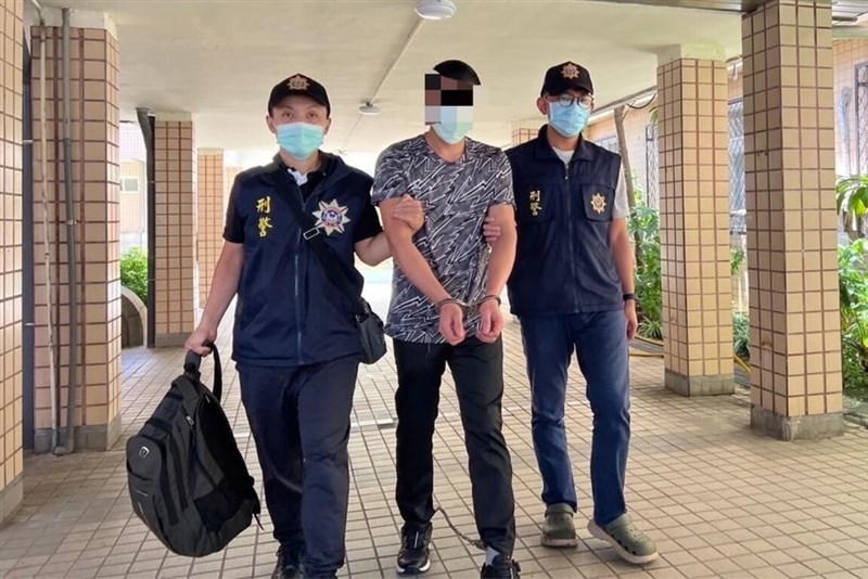 A Thai suspect (center) is arrested in June for attempting to smuggle heroin via Taiwan’s border. Photo courtesy of the Aviation Police Bureau