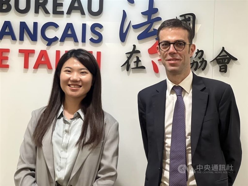 Franck Paris, the French representative in Taiwan (right), aims to enhance scientific collaboration between France and Taiwan through diverse dialogue activities. Taiwanese data analyst Melody Chen who studied in France shares her experiences at an event held on Nov. 29. CNA photo Nov. 29, 2023