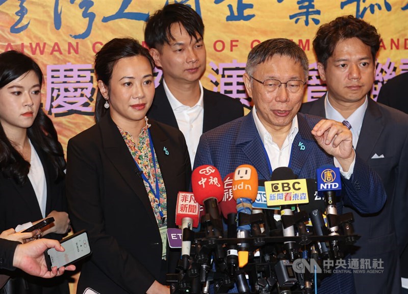 Taiwan People's Party Chairman Ko Wen-je (second right) and his running mate Wu Hsin-ying (second left) speaks with reporters at a business group's evening event in Taipei Tuesday. CNA photo Nov. 28, 2023