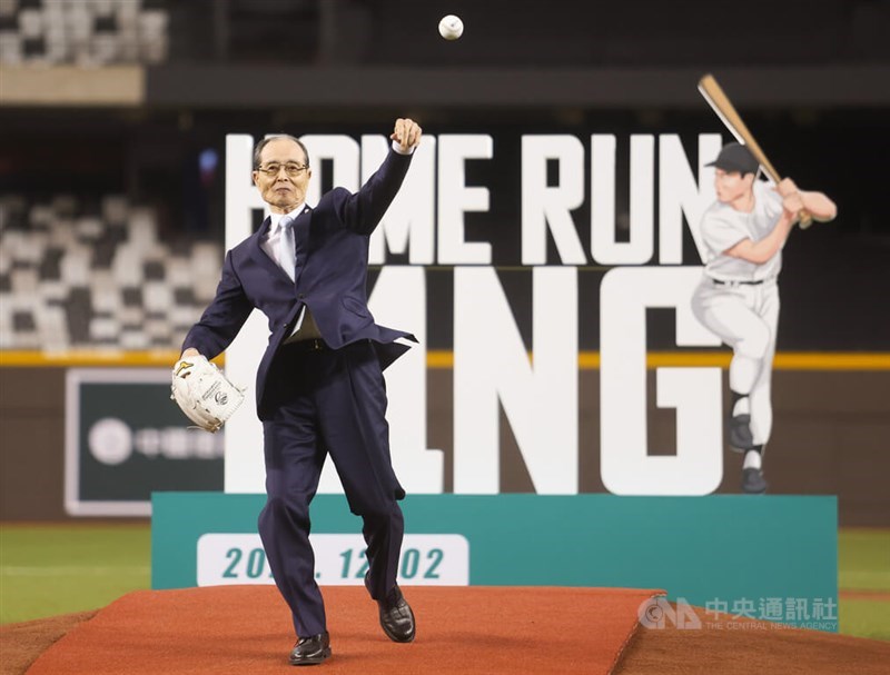 Baseball legend Sadaharu Oh throws the ceremonial first pitch at Taipei Dome on Saturday. CNA photo Dec. 2, 2023