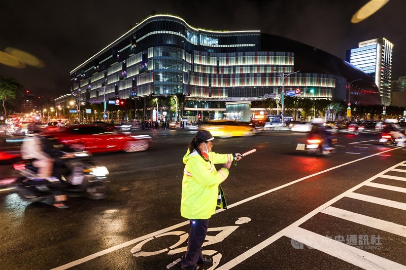 A volunteer directs traffic in Taipei Sunday. CNA photo Dec. 3, 2023