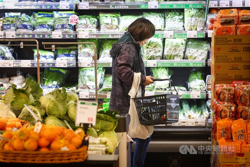 A shopper browses through vegetables in a supermarket in Taipei Wednesday. CNA photo Dec. 6, 2023