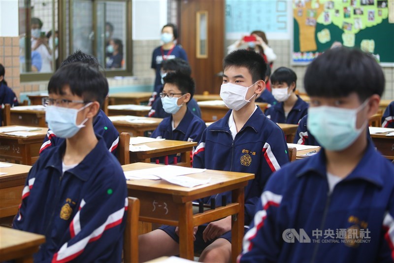 Junior high school students are pictured in face mask in a classroom at Taipei Municipal Datong High School on May 1, 2020. CNA file photo
