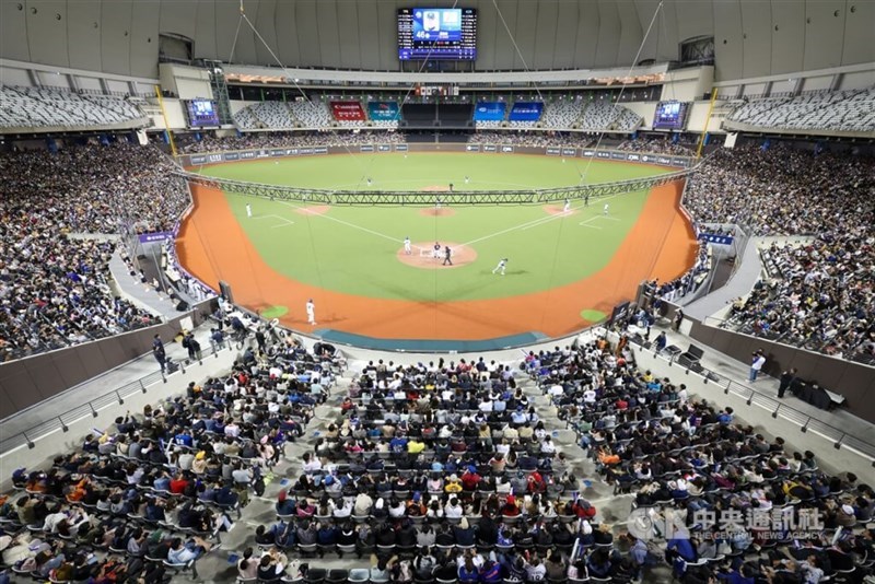 Fans watch the Asian Baseball Championship opener between Taiwan and South Korea at the Taipei Dome on Dec. 3. CNA file photo