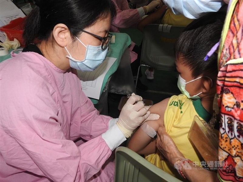 An elementary school students in New Taipei receives a flu jab on the first day of the vaccine rollout on Oct. 2, 2023. CNA file photo