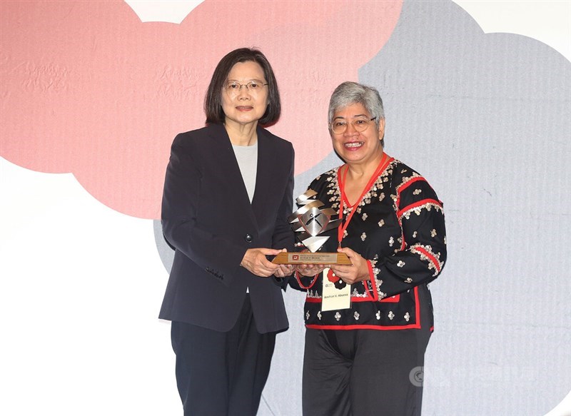 President Tsai Ing-wen (left) presents the the 18th Asia Democracy and Human Rights Award to CRC Asia Regional Executive Director Amihan V. Abueva at the Taipei Guest House on Thursday. CNA photo Dec. 7, 2023