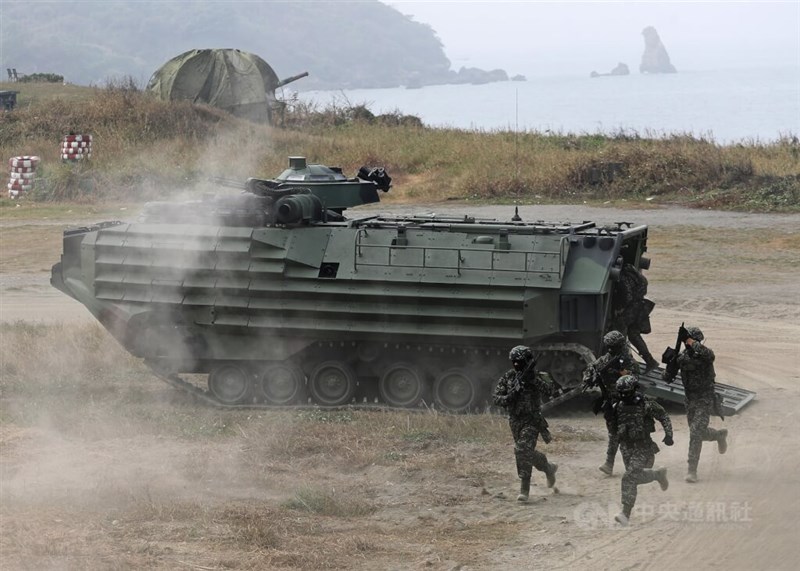 An AAV-7 vehicle operates alongside some soldiers during a drill held in Kaohsiung. CNA file photo